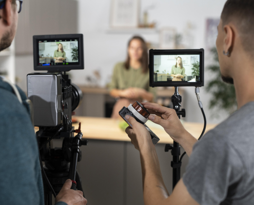 equipe de produção filmando um comercial